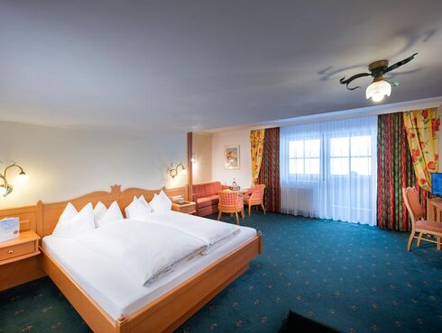 the double room Schneeberg with classic furnishings and carpeted floor