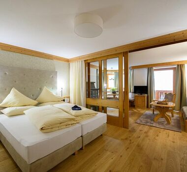 Grote suite met slaapkamer en woonkamer in Hotel Bergheimat am Hochkönig
