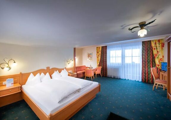 the double room Schneeberg with classic furnishings and carpeted floor