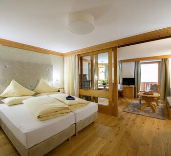 Große Suite mit Schlaf- und Wohnzimmer im Hotel Bergheimat am Hochkönig