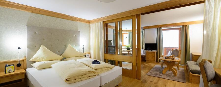Stor suite med soveværelse og opholdsstue på Hotel Bergheimat am Hochkönig