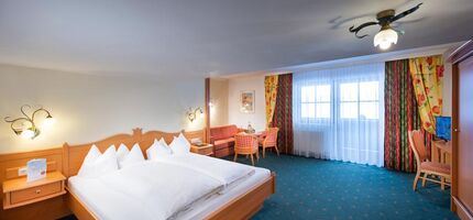 the double room Schneeberg with classic furnishings and carpeted floor