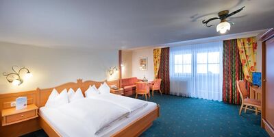 the double room Schneeberg with classic furnishings and carpeted floor