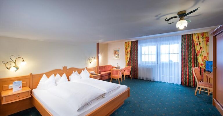 the double room Schneeberg with classic furnishings and carpeted floor