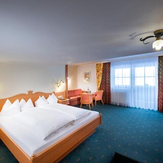 the double room Schneeberg with classic furnishings and carpeted floor