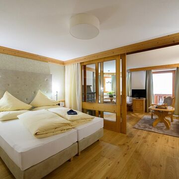 Große Suite mit Schlaf- und Wohnzimmer im Hotel Bergheimat am Hochkönig