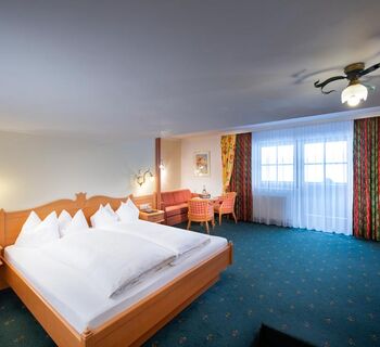 the double room Schneeberg with classic furnishings and carpeted floor
