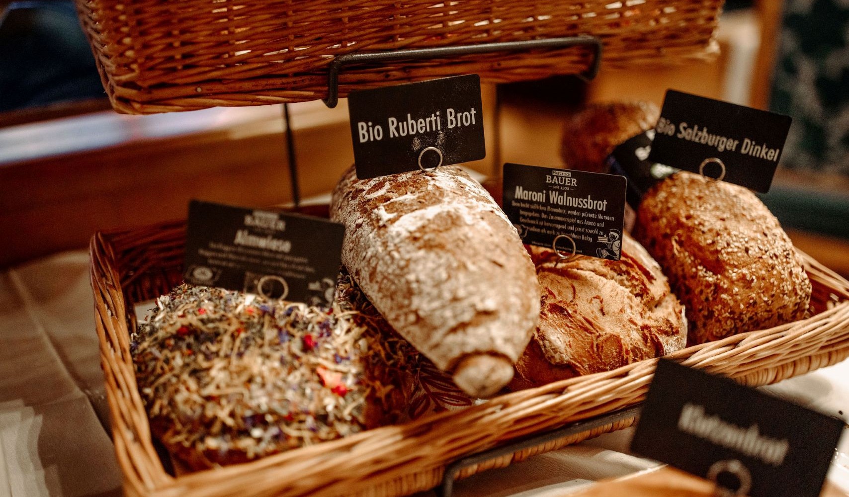 Frischgebackenes Brot in verschiedenen Sorten aus dem Holzofen er Bäckerei Bauer in Mühlbach