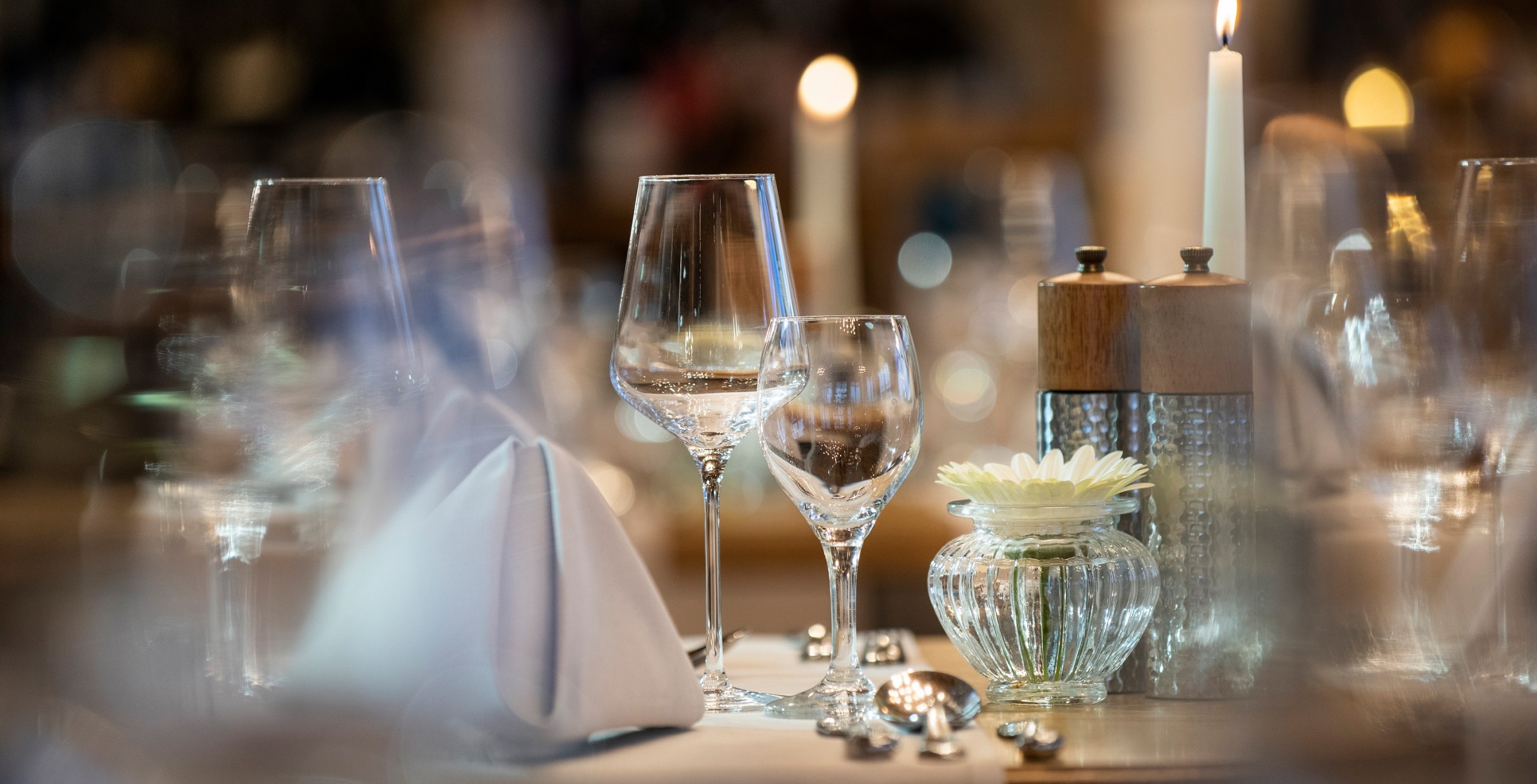 Gedeckter Tisch zum Abendessen