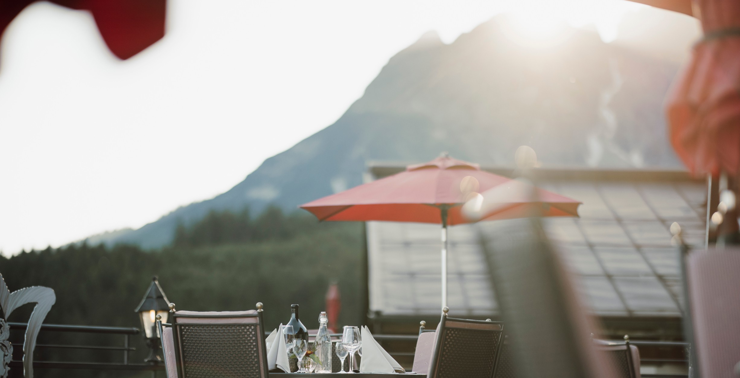 Ausblick auf die Berge im Sonnenuntergang von der Terrasse