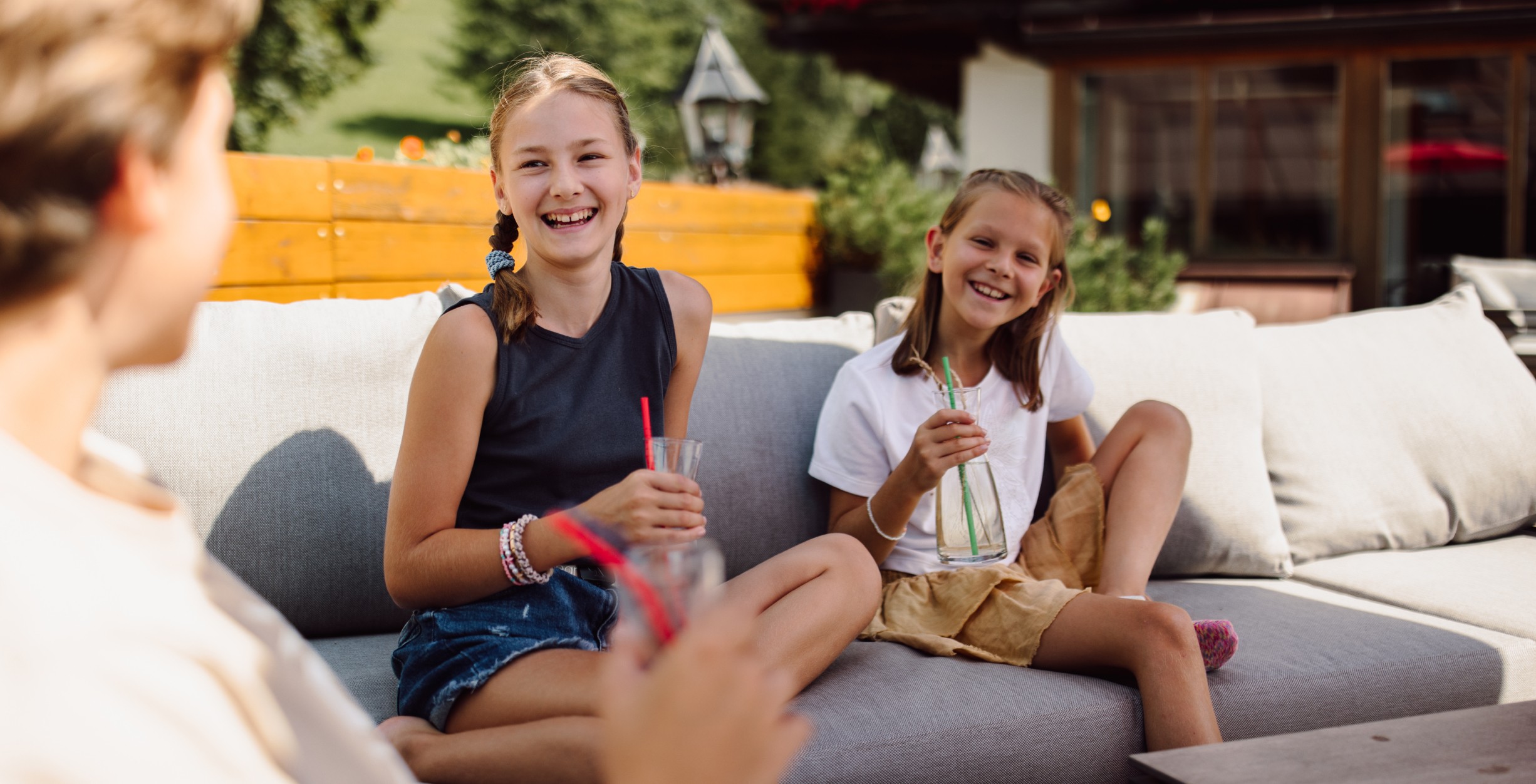 Kinder haben Spaß auf der Sommerterrasse auf der Lounge
