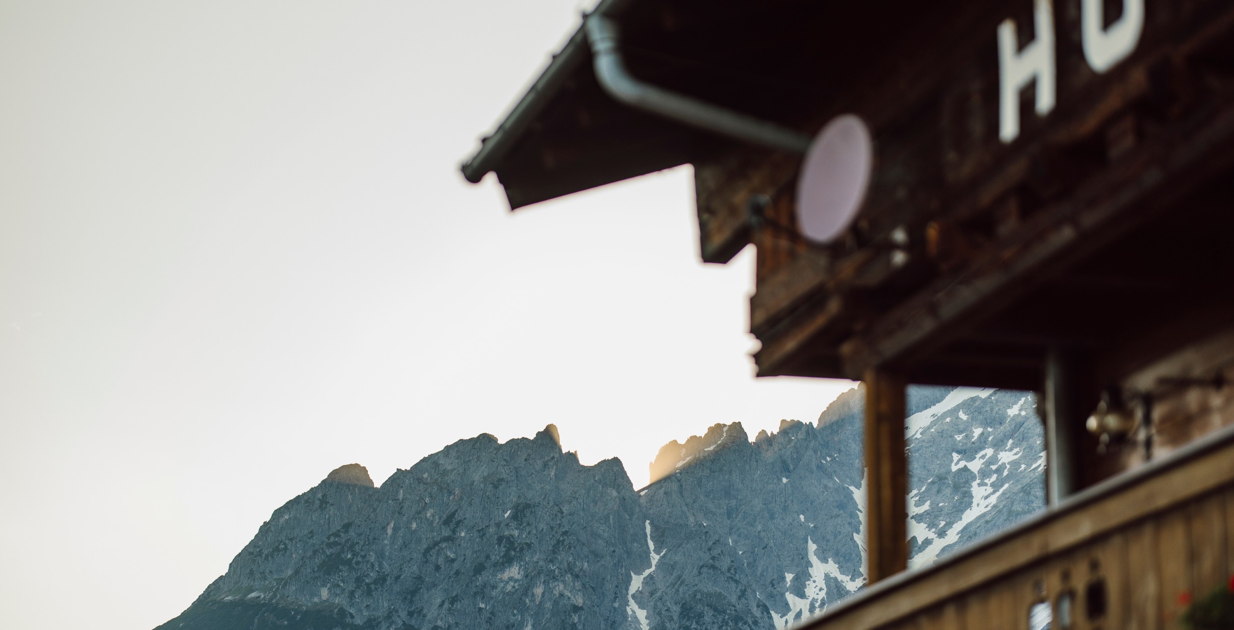 Detailaufnahme des Hotels mit Bergblick