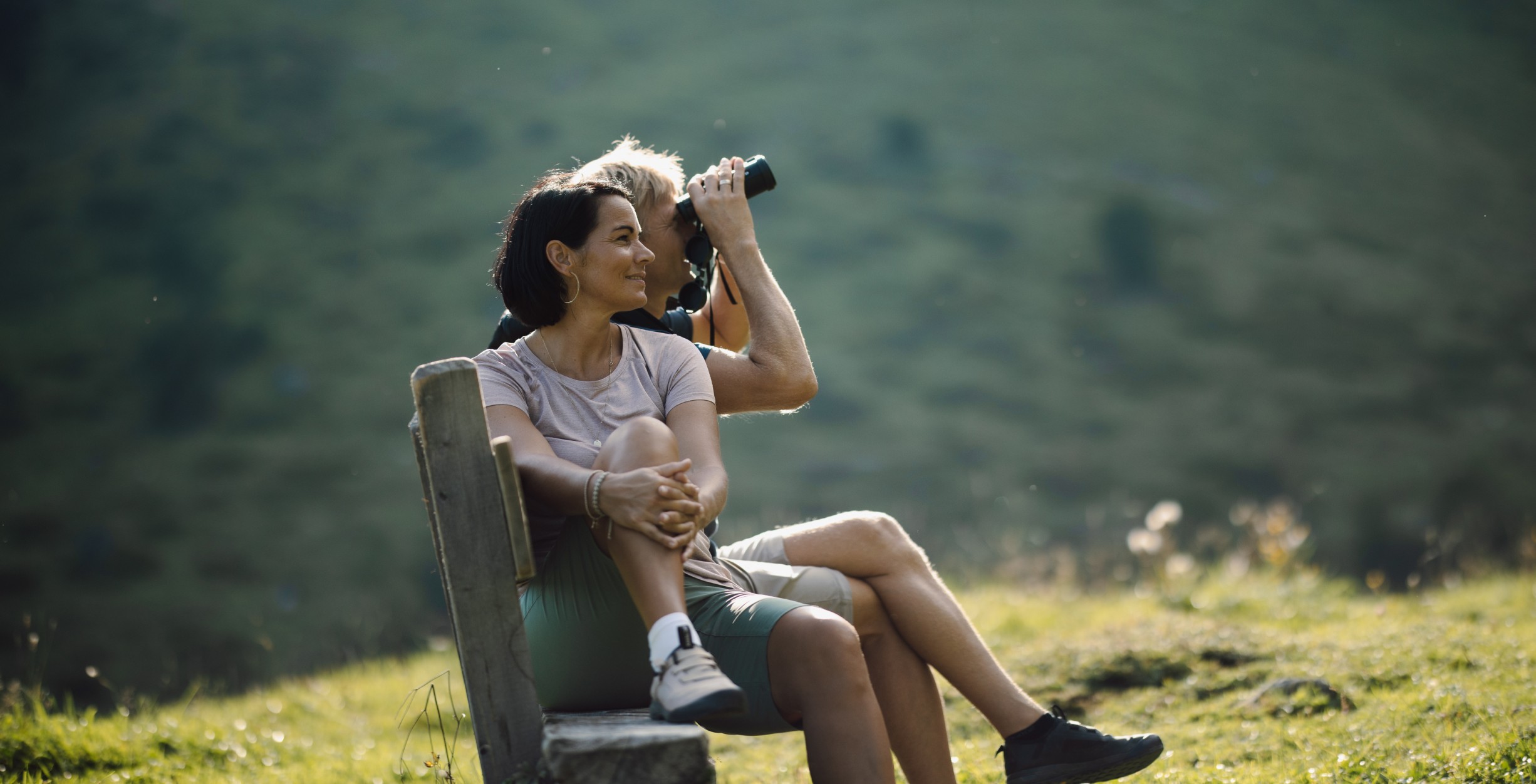 Paar genießt den Weitblick der Almen in Mühlbach