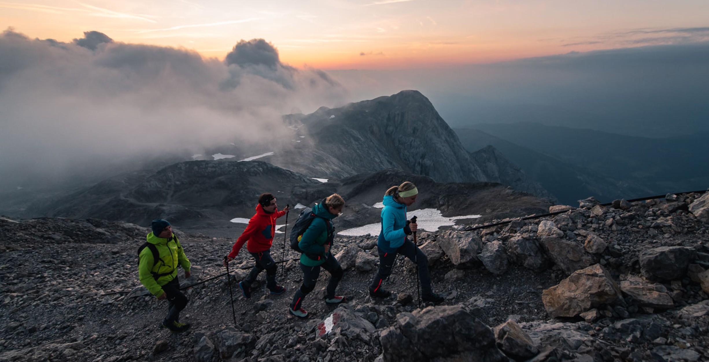 Wandergruppe erklimmt im Morgengrauen einen Berg © Hochkönig Tourismus GmbH / Matrashaus