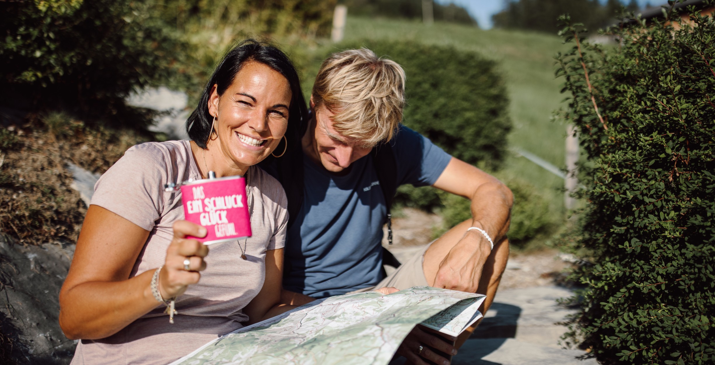 Paar studiert die Wanderkarte vom Almengebiet Hochkönig