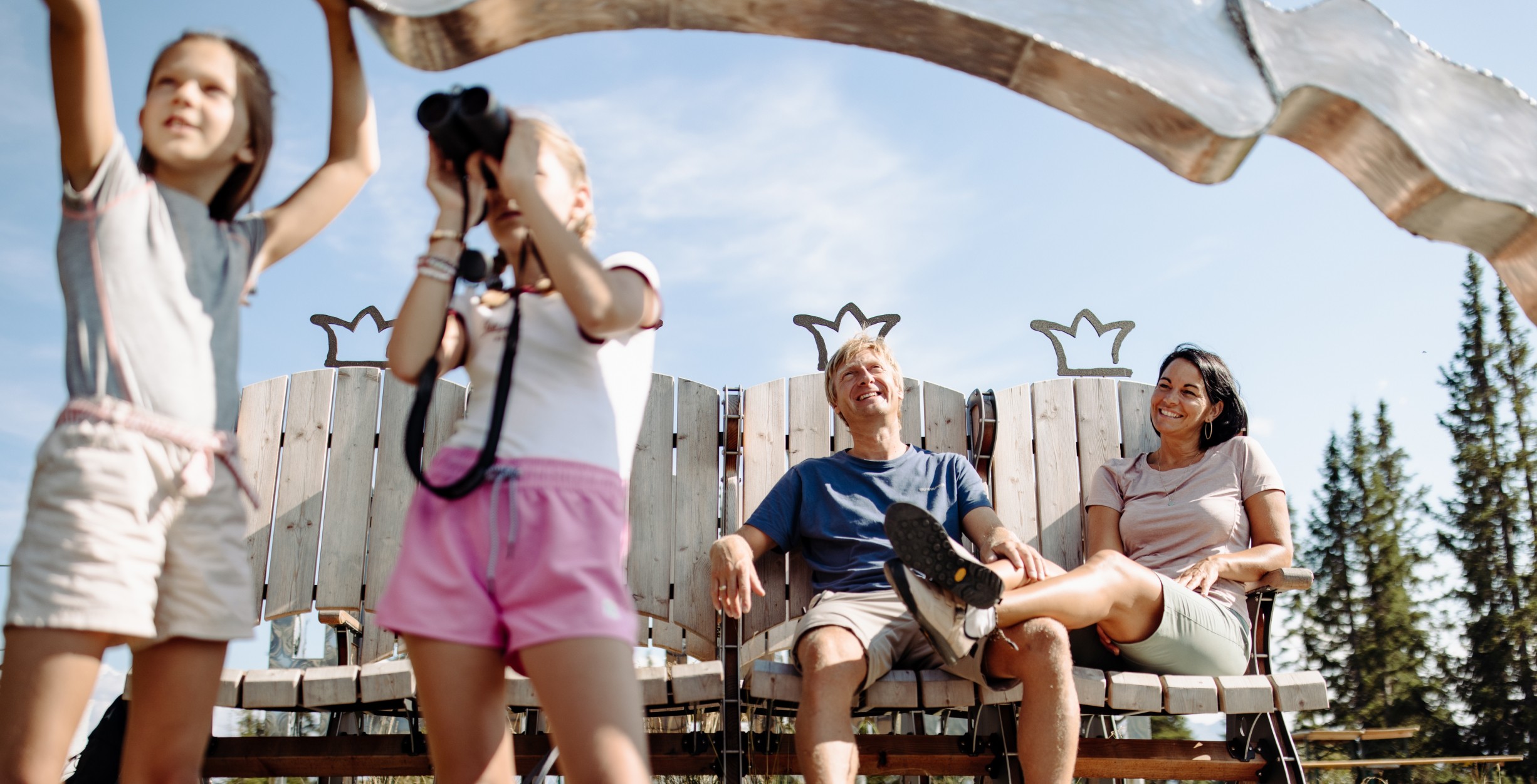 Kind hält ein Fernglas in der Hand
