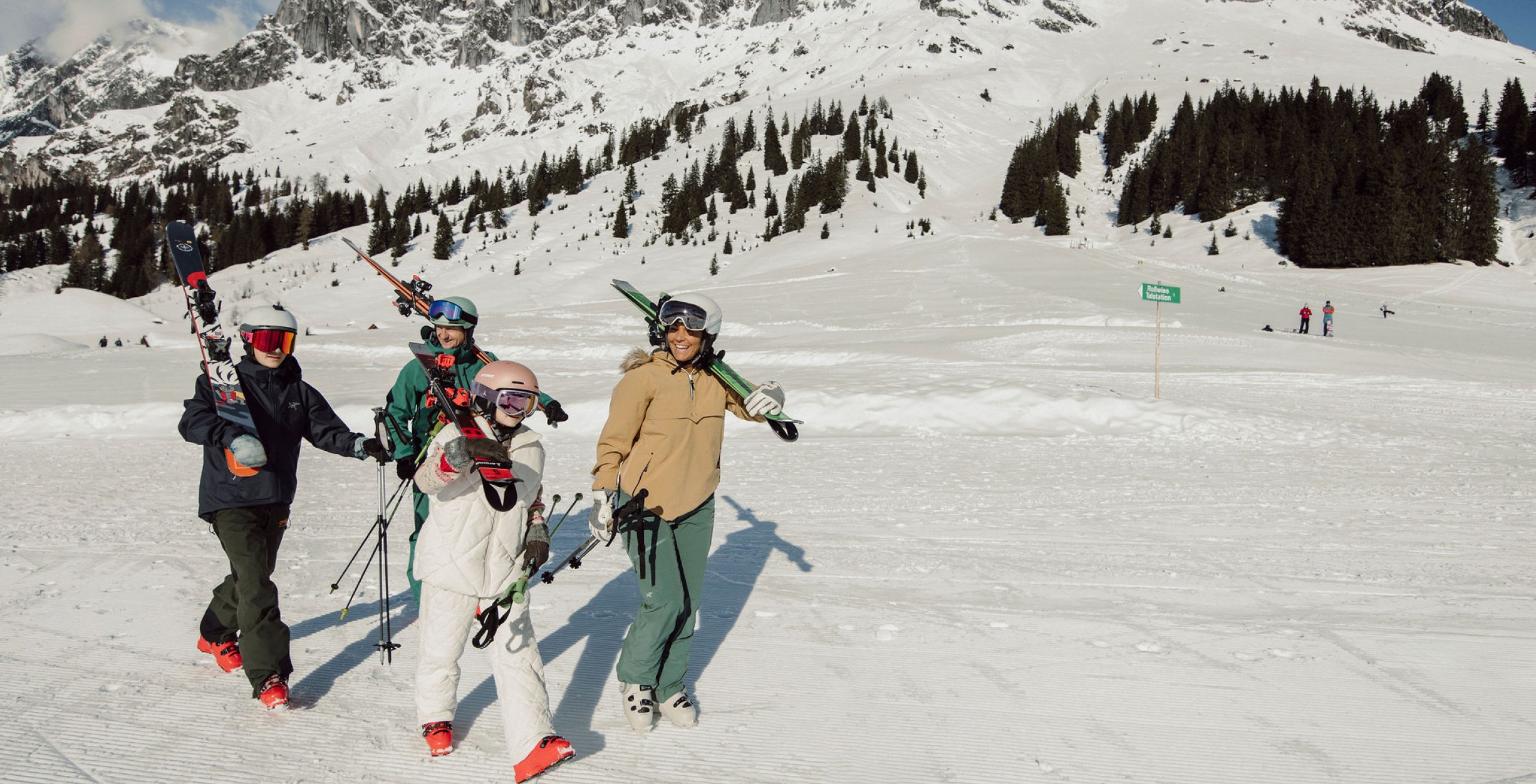 Familie auf dem Weg zur Skipiste