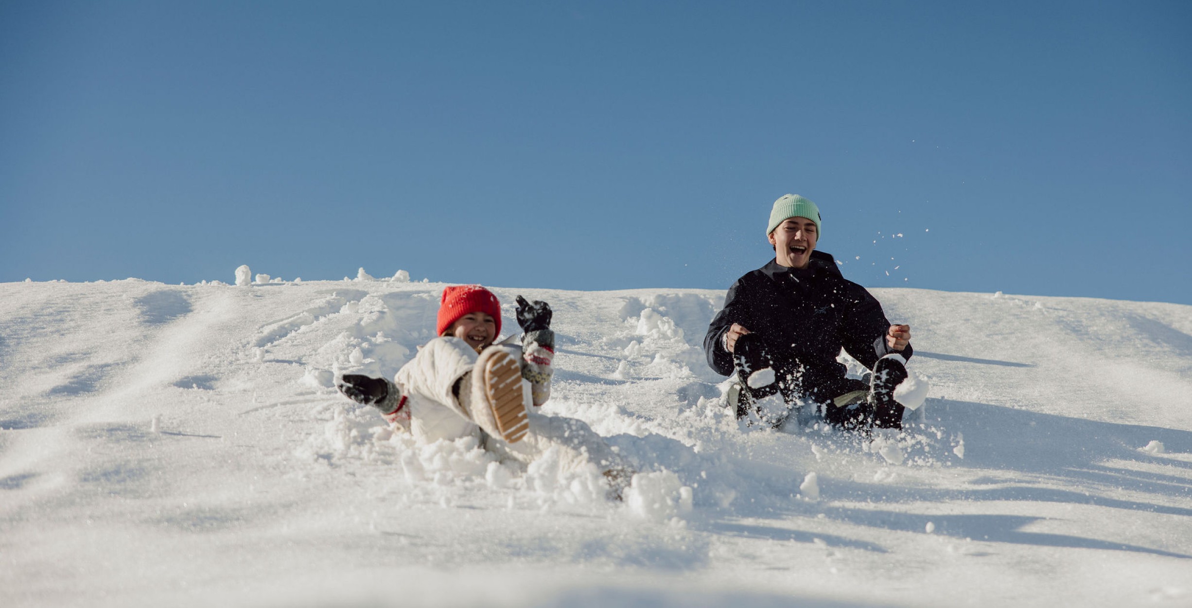 Vater und Tochter Rodeln einen Hand herab