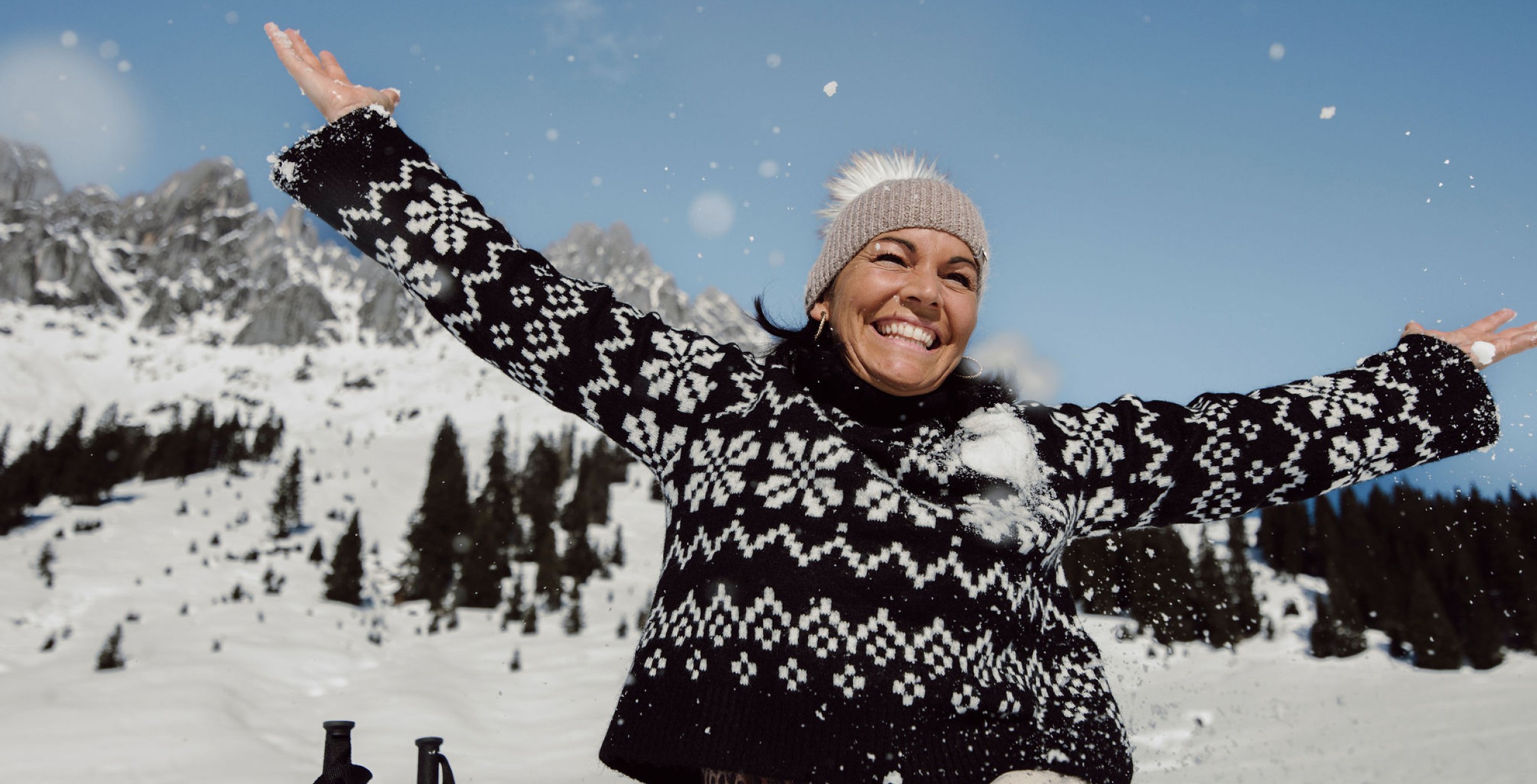 Frau wirft vor Freude den Schnee in die Luft