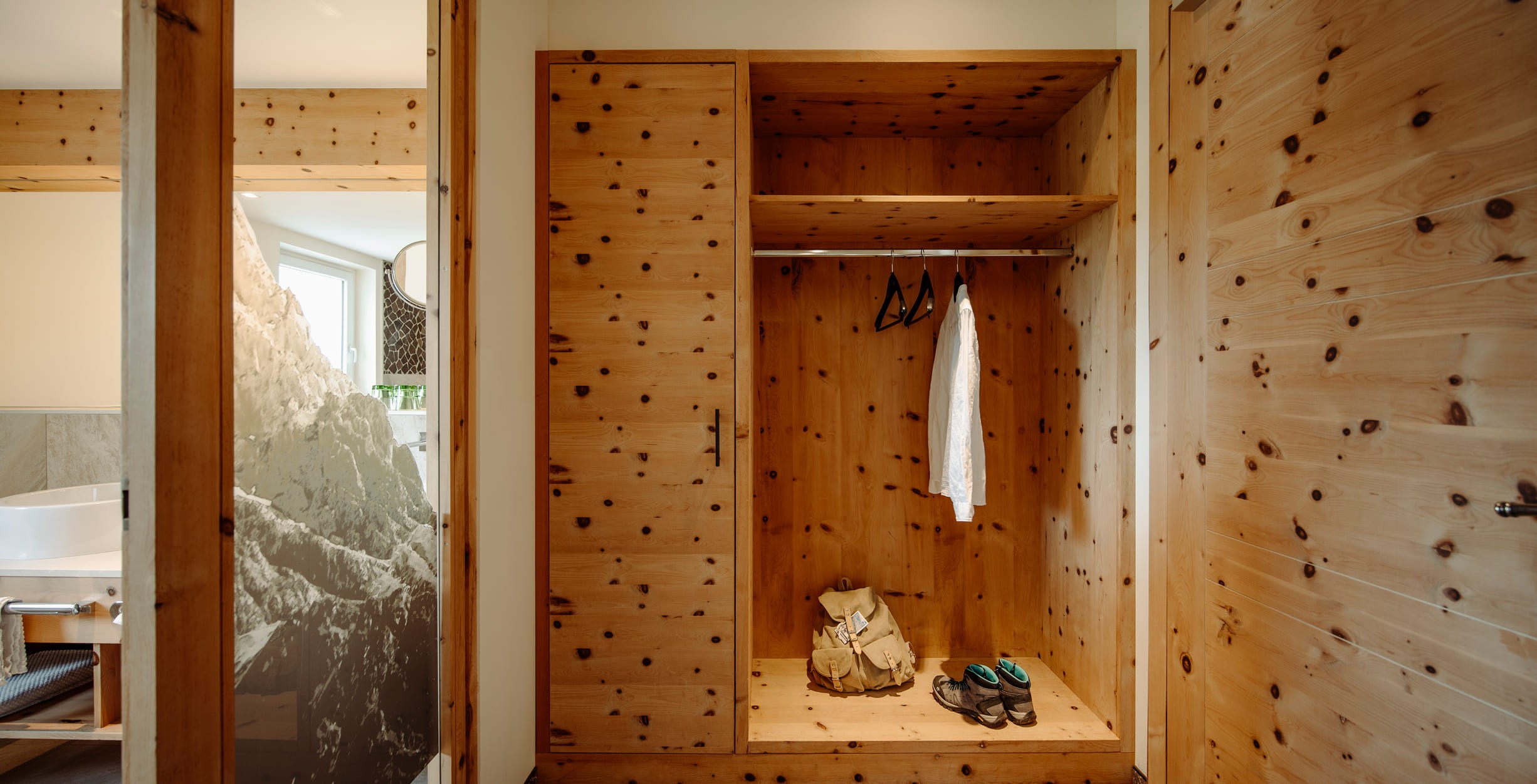 Zirben-Vollholz Kleiderschrank in der Sweet Zirbe in meiner Bergheimat