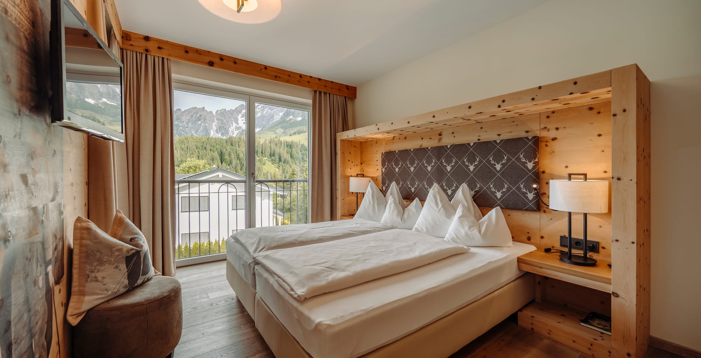 Rustikal-modernes Schlafzimmer mit viel Holz und Hirsch-Details