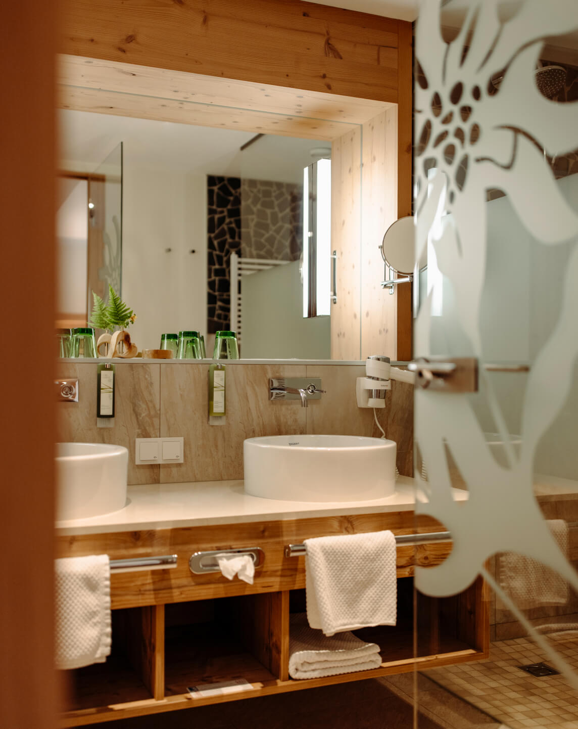 Modernes Badezimmer in der Bergheimat mit Doppelwaschbecken und Holzdetails