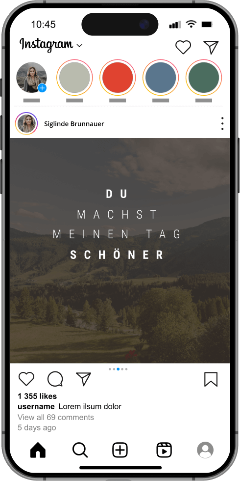 Hände halten eine Postkarte mit Bergmotiv und dem Logo von „Meine Bergheimat“ vor getrockneten Gräsern