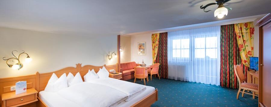 the double room Schneeberg with classic furnishings and carpeted floor