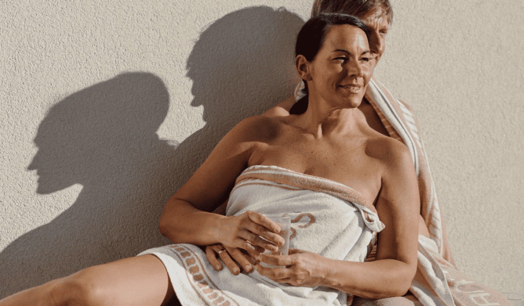 Paar genießt die Sonne am Sonnenplatzl der Bergheimat