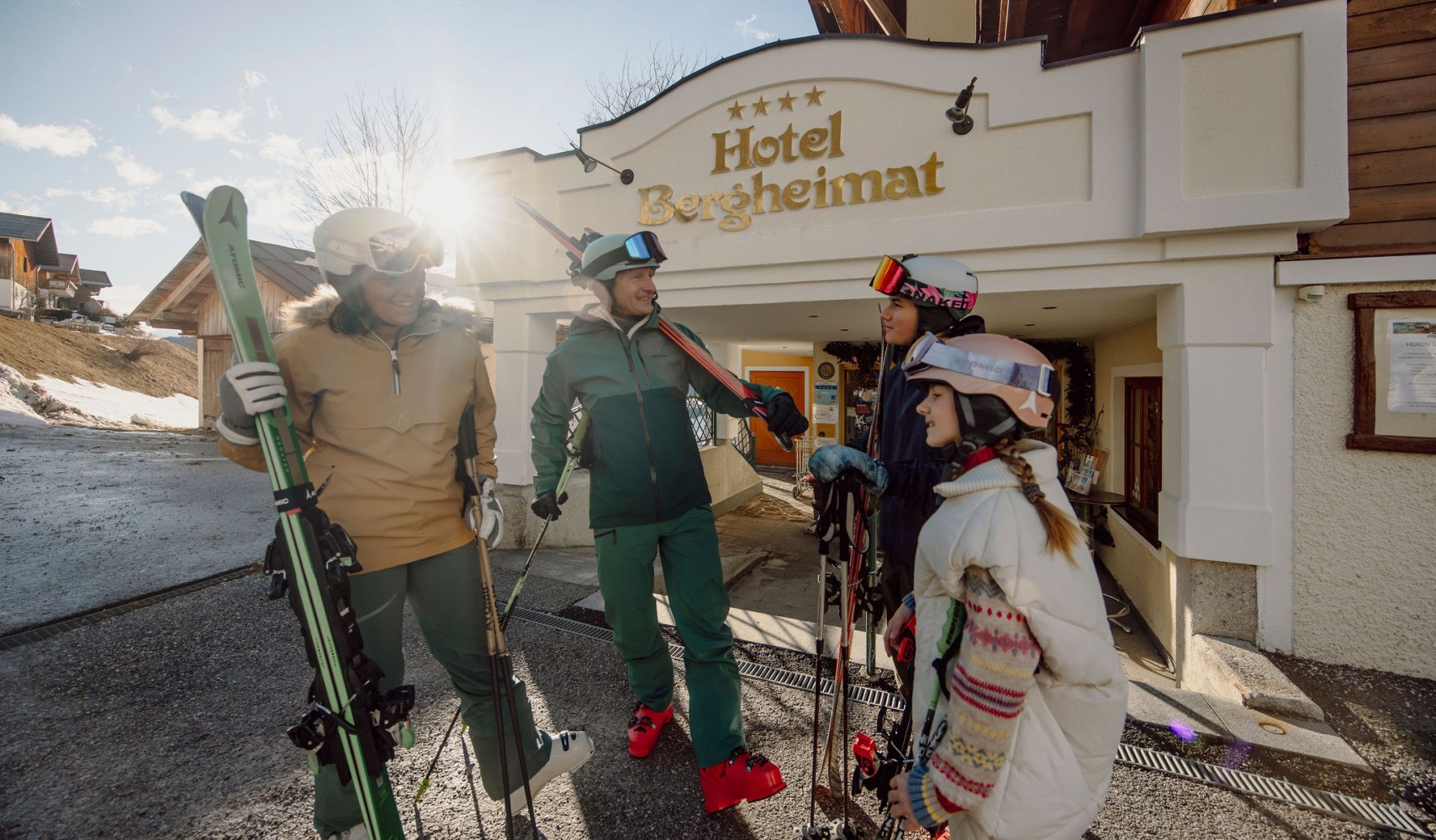Bushaltestelle direkt vor dem Hotel Bergheimat in Mühlbach