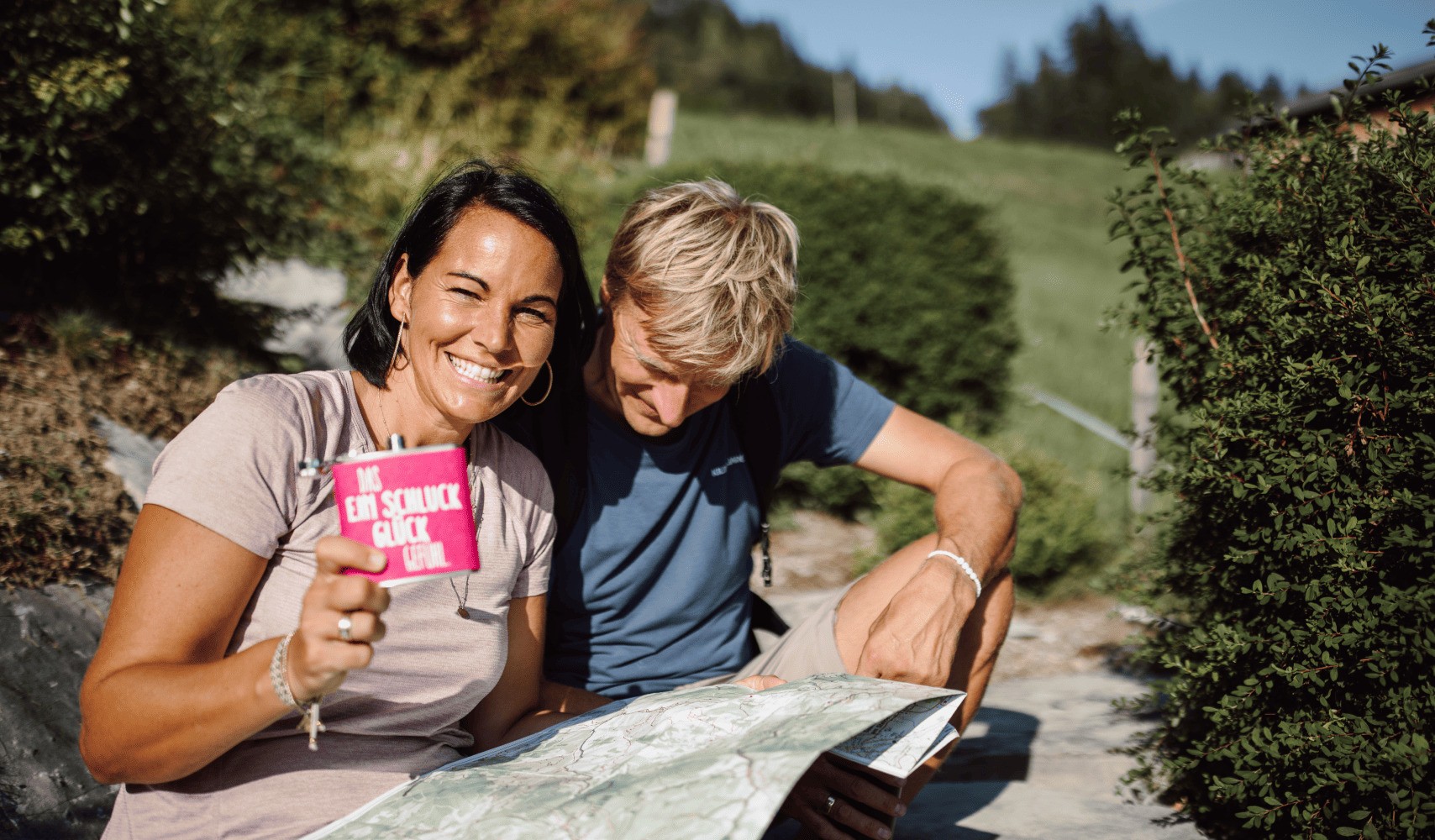 Paar stöbert in Wanderkarten