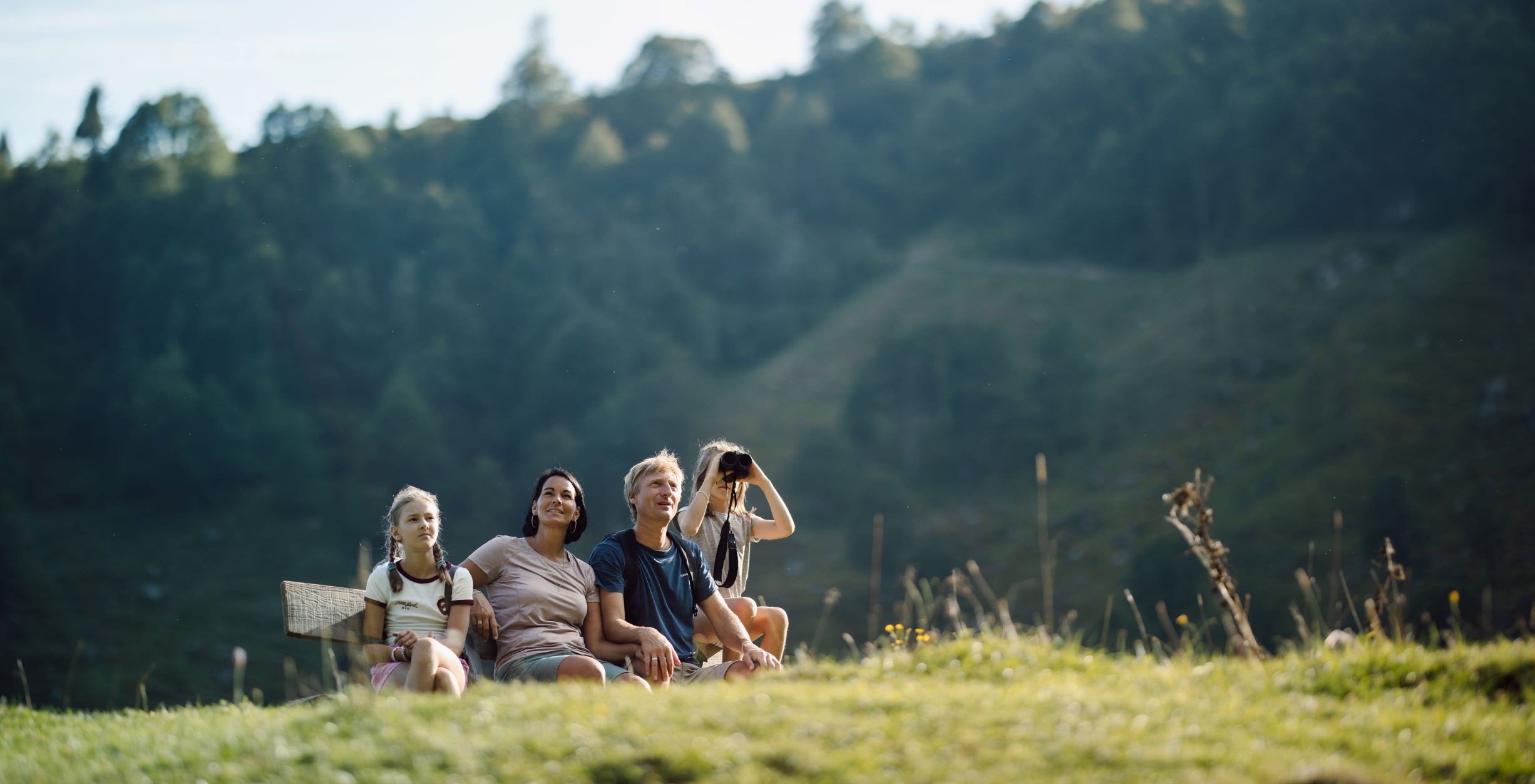 Familie genießt die Natur
