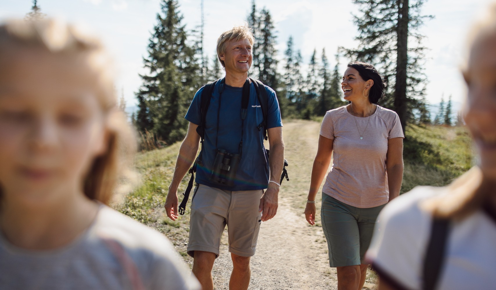 Eine Familie beim Wandern in Mühlbach