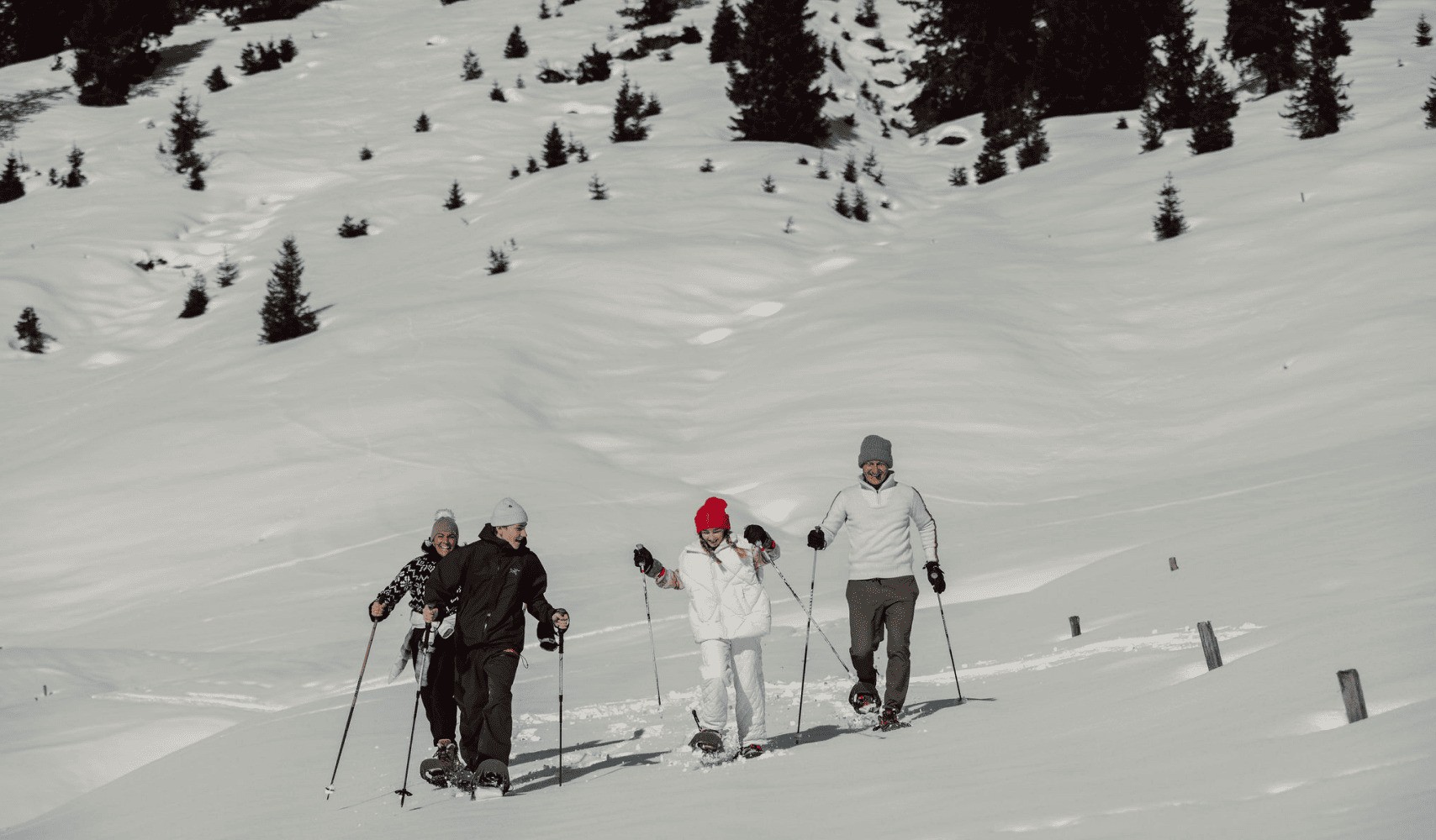 Eine Familie beim Schneeschuhwandern am Fuße des Hochkönigs
