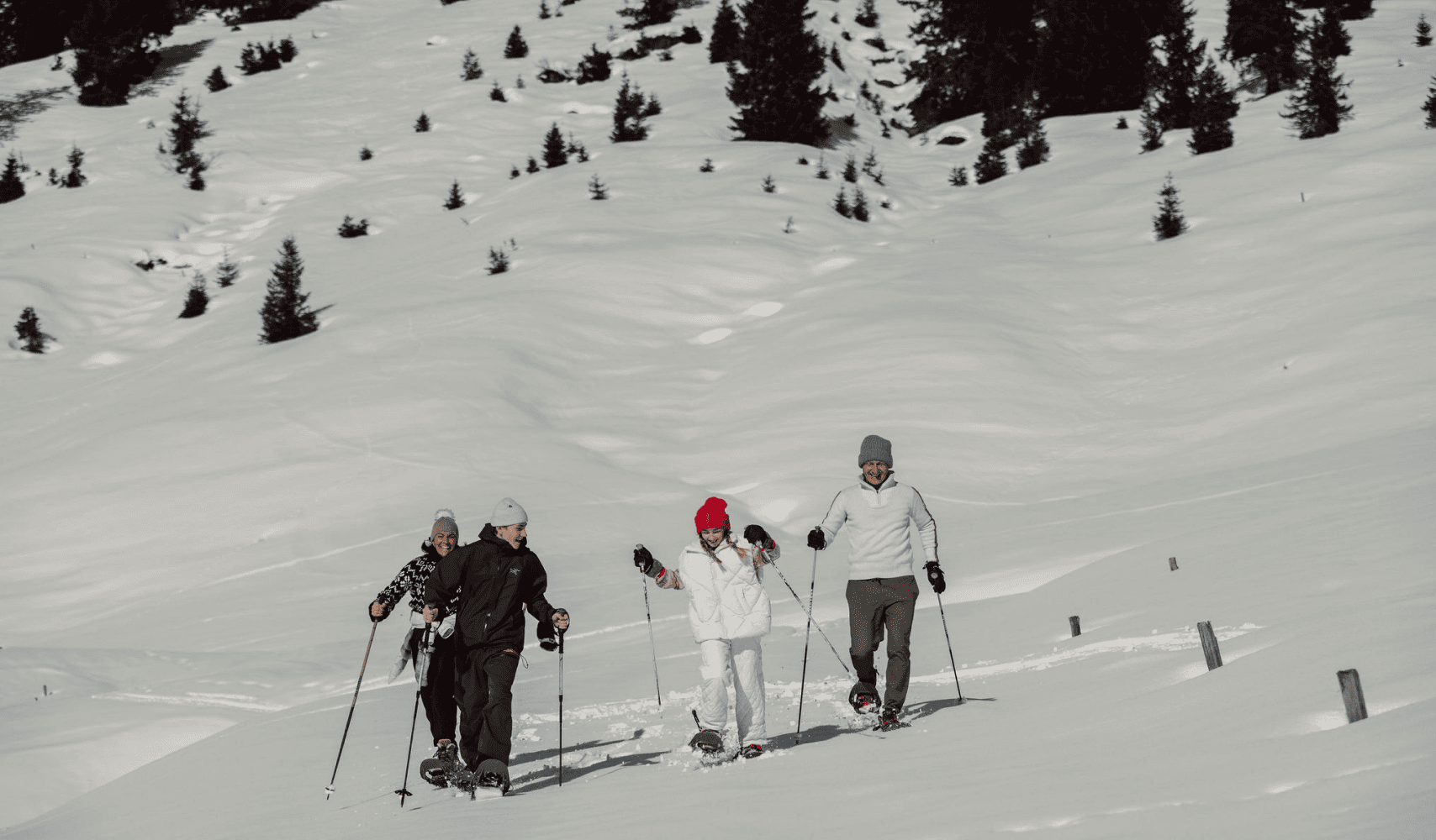 Eine Familie beim Schneeschuhwandern am Fuße des Hochkönigs
