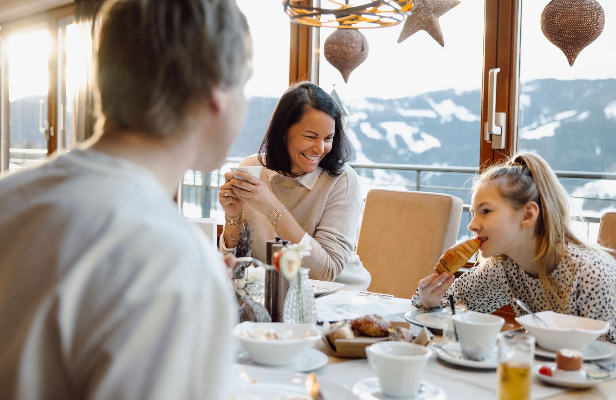 Frühstücken beim Familienskiurlaub