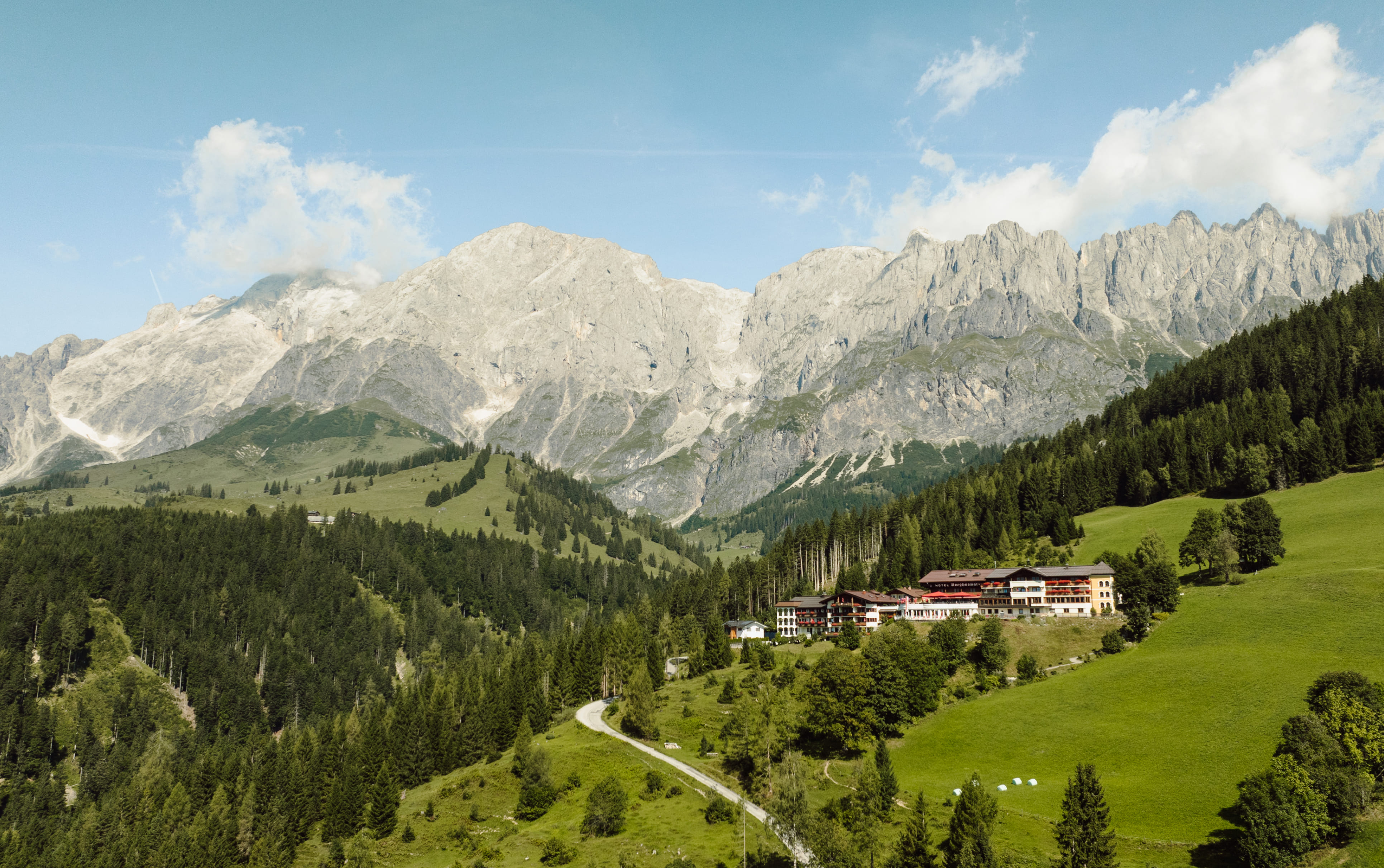 Drohnenaufnahme der Bergheimat in Mühlbach