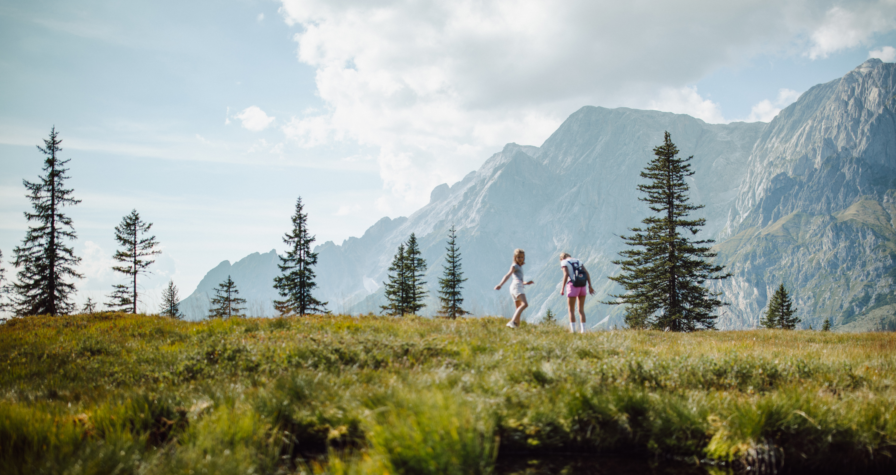 Kinder entdecken die Natur rund um das Hotel Bergheimat in Mühlbach am Hochkönig
