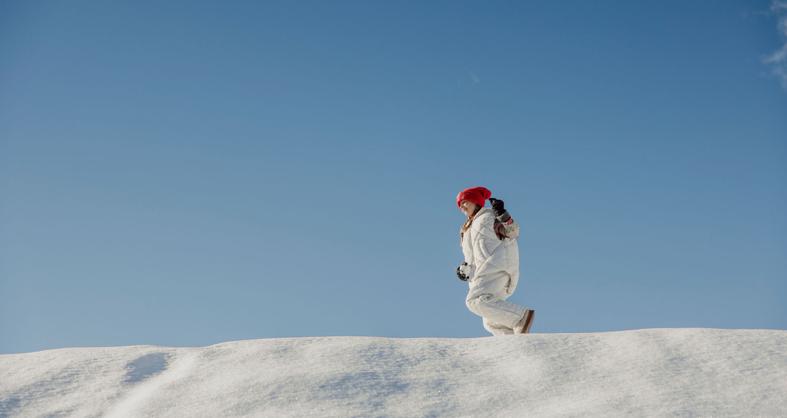 Wintervergnügen von zwei Kindern im Schnee