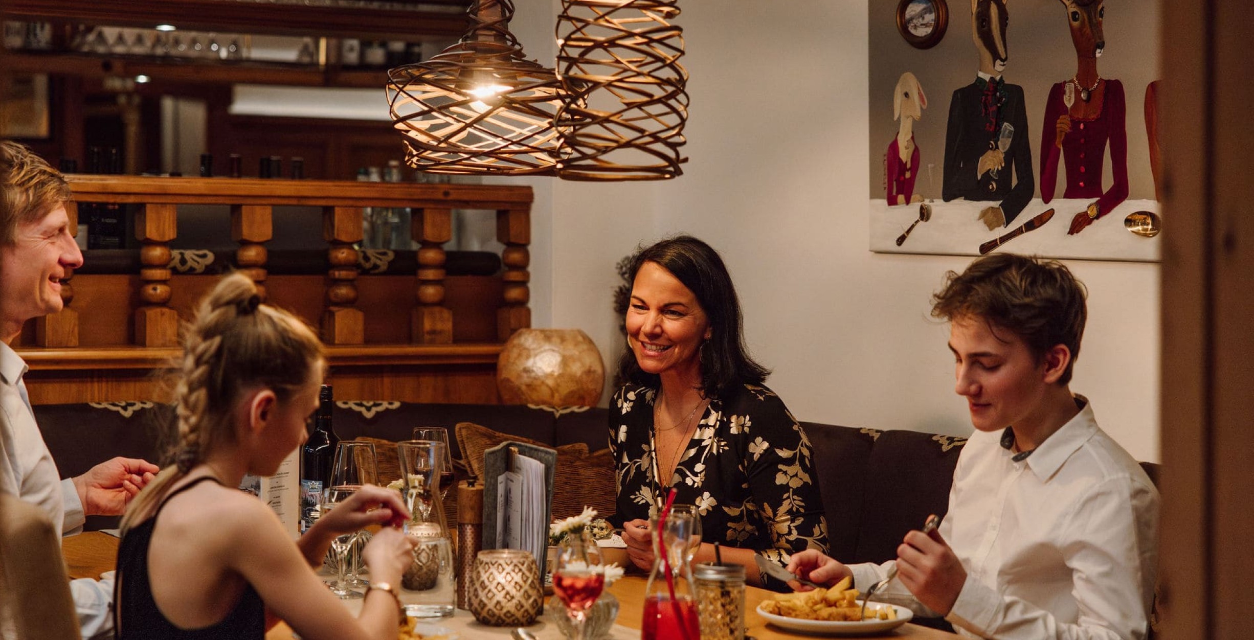 Abendessen einer Familie in meiner Bergheimat - dem Logenplatz am Hochkönig