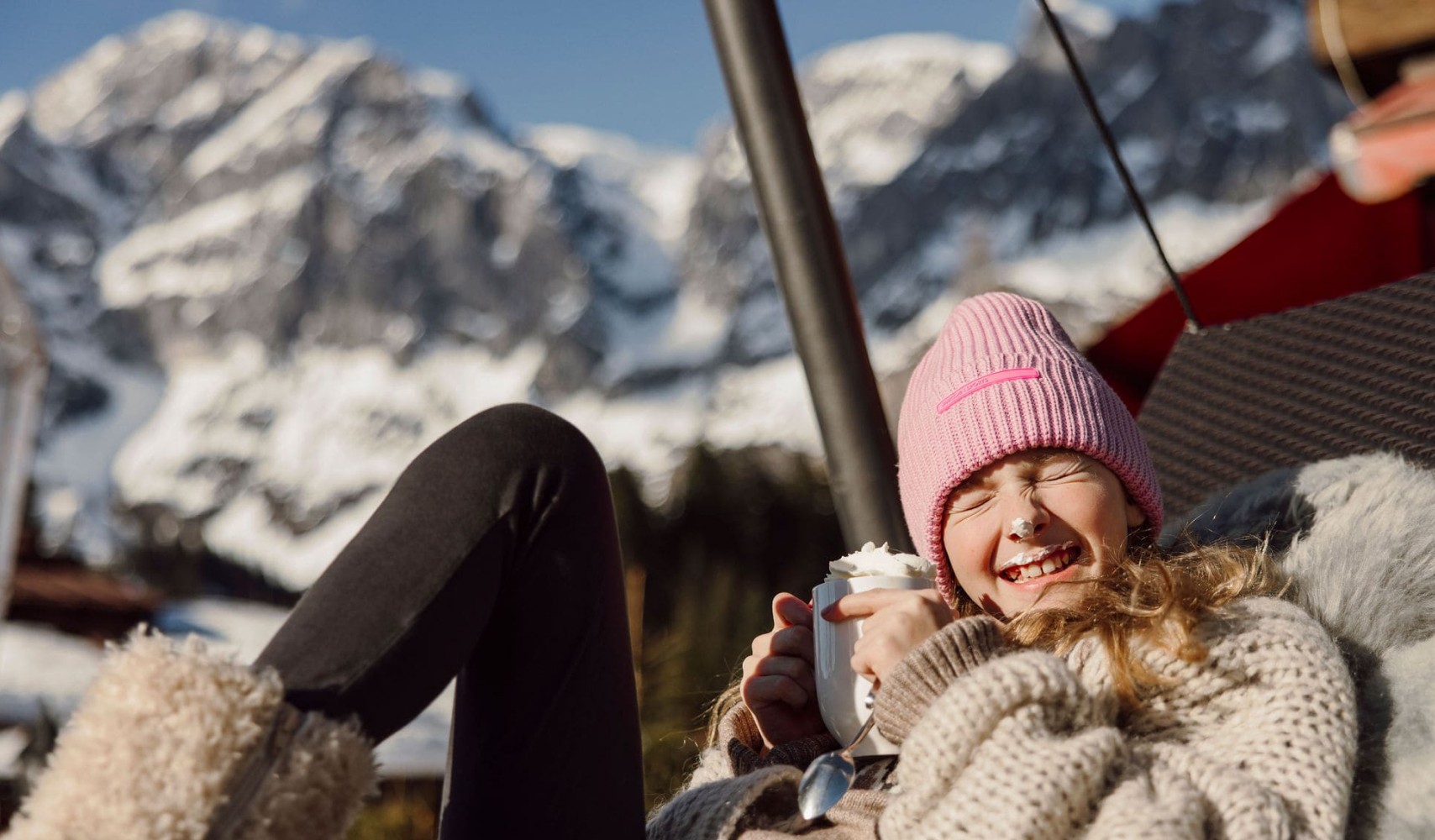 Mädchen freut sich über einen guten Kakao