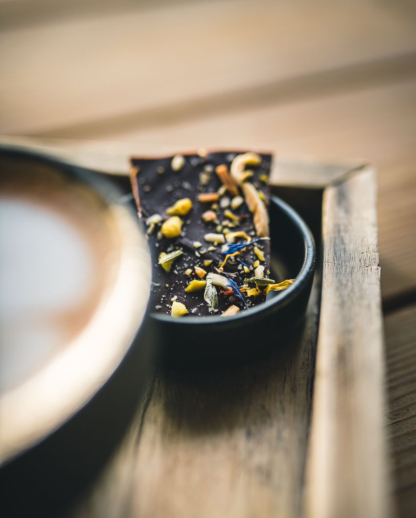 Handgemachte Schokolade, aromatisiert mit heimischen Blüten © Hochkönig Tourismus GmbH / Matrashaus