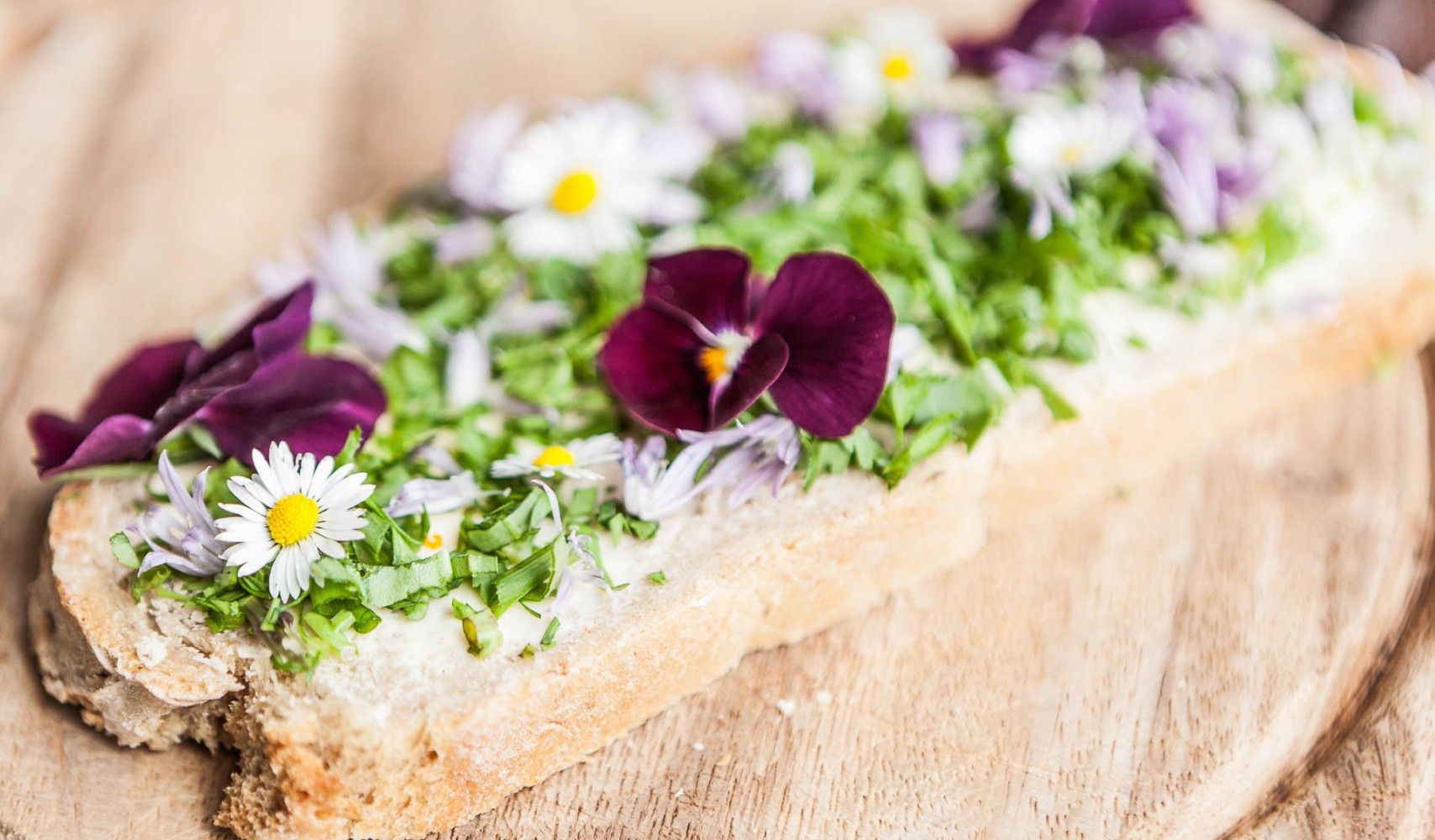 Bauernbrot mit frischen Kräutern © Hochkönig Tourismus GmbH / Felsch