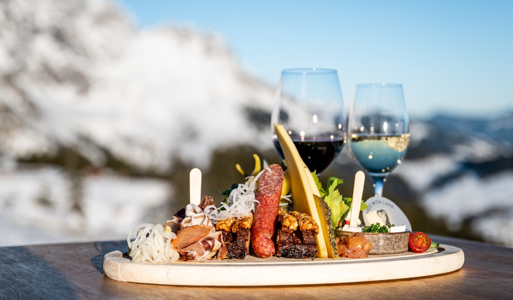 Regionale Wurstprodukte mit Gemüse aus der Region Hochkönig © Hochkönig Tourismus GmbH