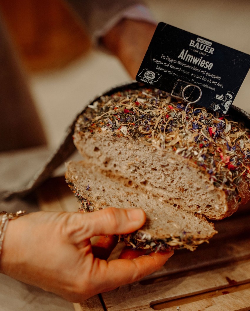 Frisches Brot am Frühstücksbuffet