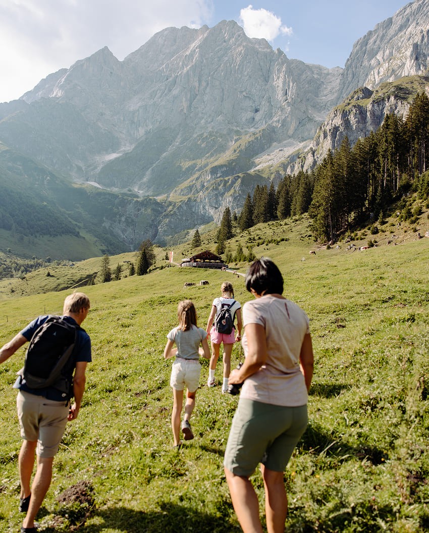 Familie am wandern in der Natur von Mühlbach am Hochkönig