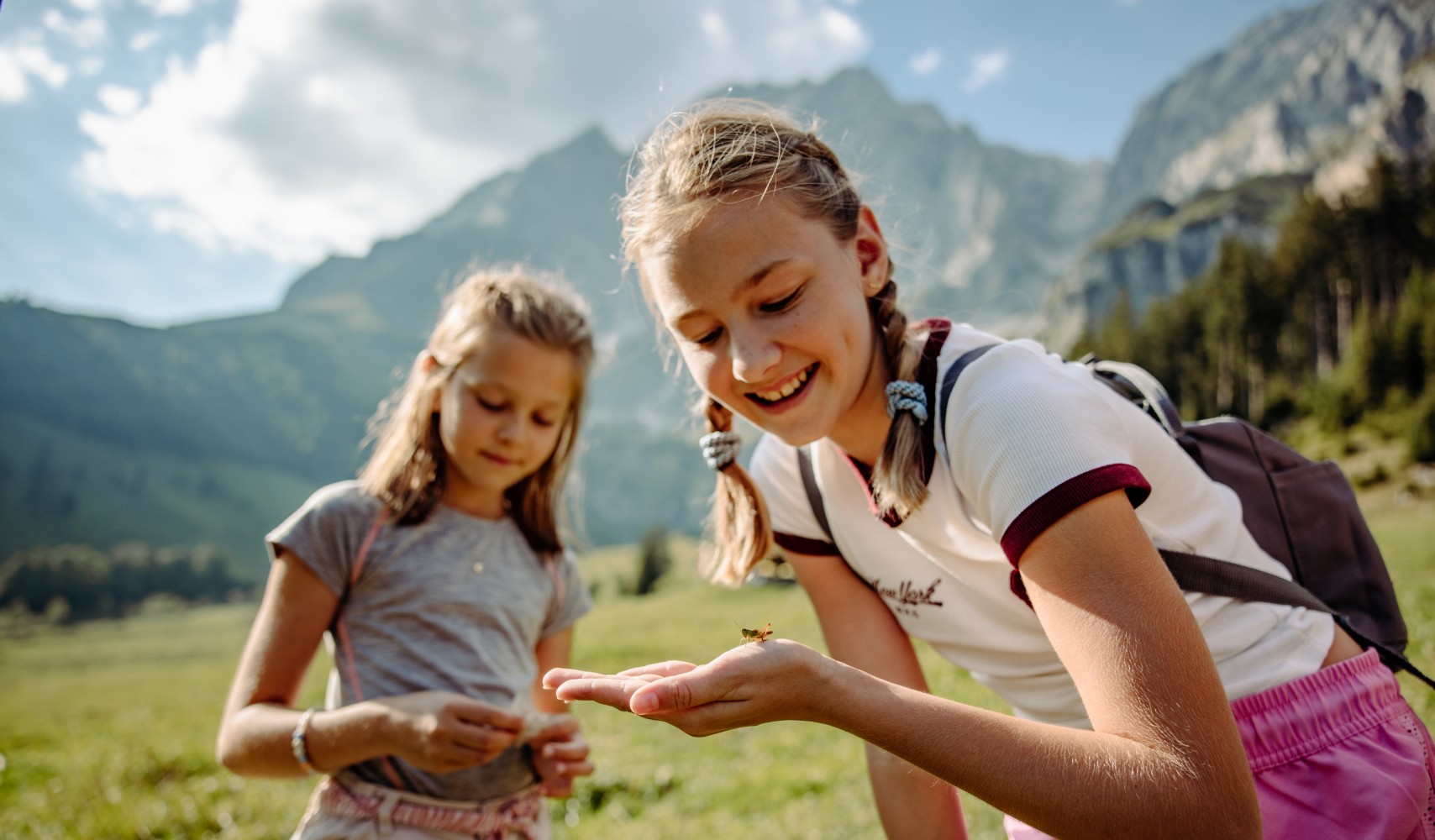 Kinder auf einer wunderschönen Almwiese in den Bergen von Mühlbach