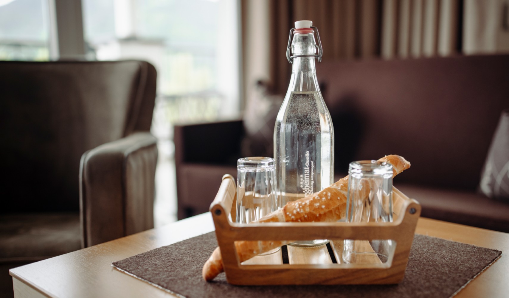 Getränke und Snacks auf dem Tisch