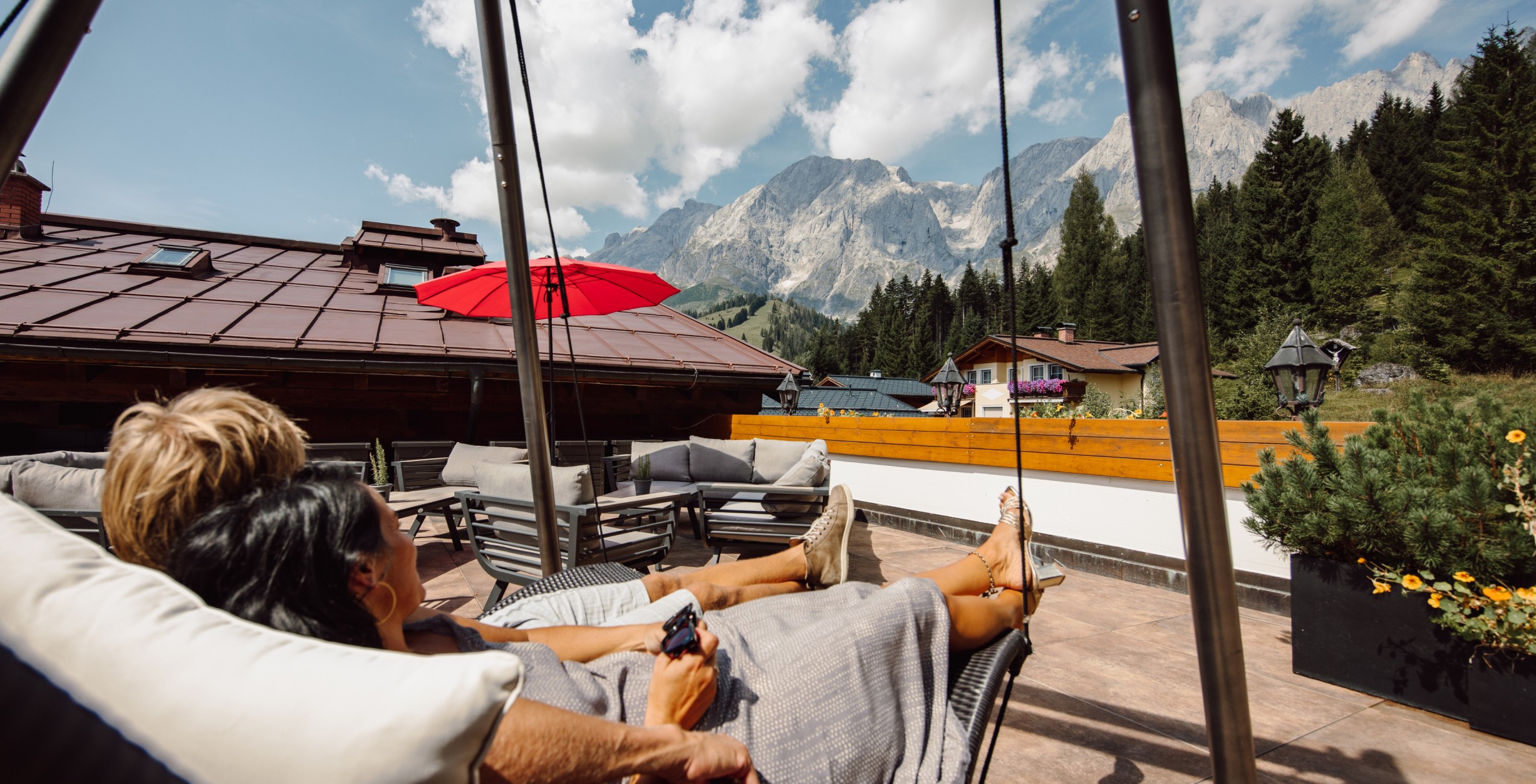 Paargenießt Ausblick in meiner Bergheimat