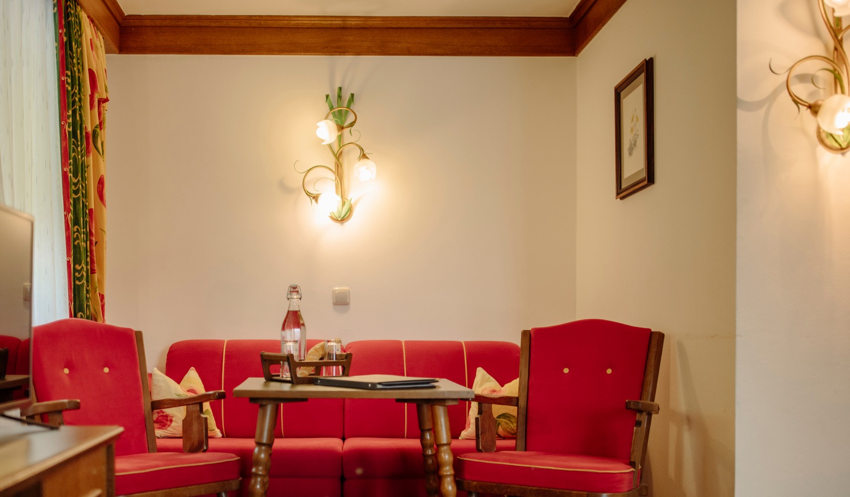 Rote Sitzgarnitur im Doppelzimmer Hochkeil